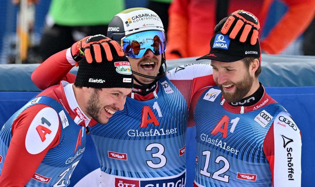 Manuel Feller (au centre) célèbre sa victoire avec ses compatriotes Michael Matt (3e), à gauche, et Marco Schwarz (2e).