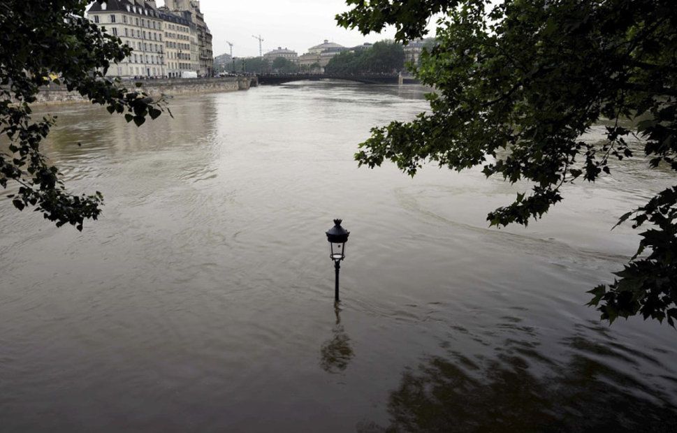 En France, 782 communes réparties dans 16 départements ont été déclarées en état de catastrophe naturelle après les inondations qui ont touché le pays, a annoncé le gouvernement mercredi. (8 juin 2016)