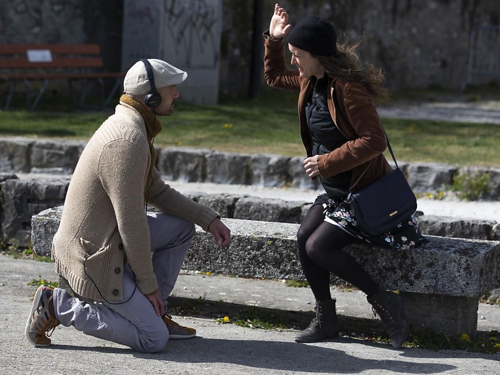 Les deux comédiens Yves Adam et Carole Schafroth invitent les spectateurs dans leurs pensées dans le spectacle C-O-N-T-A-C-T coproduit par le Casino Theâtre de Rolle.
