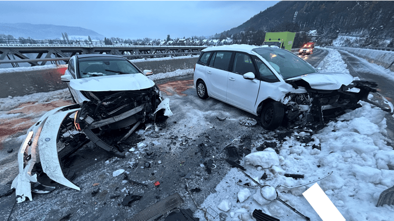 Zwei-Verletzte-nach-Kollision-zwischen-zwei-Autos