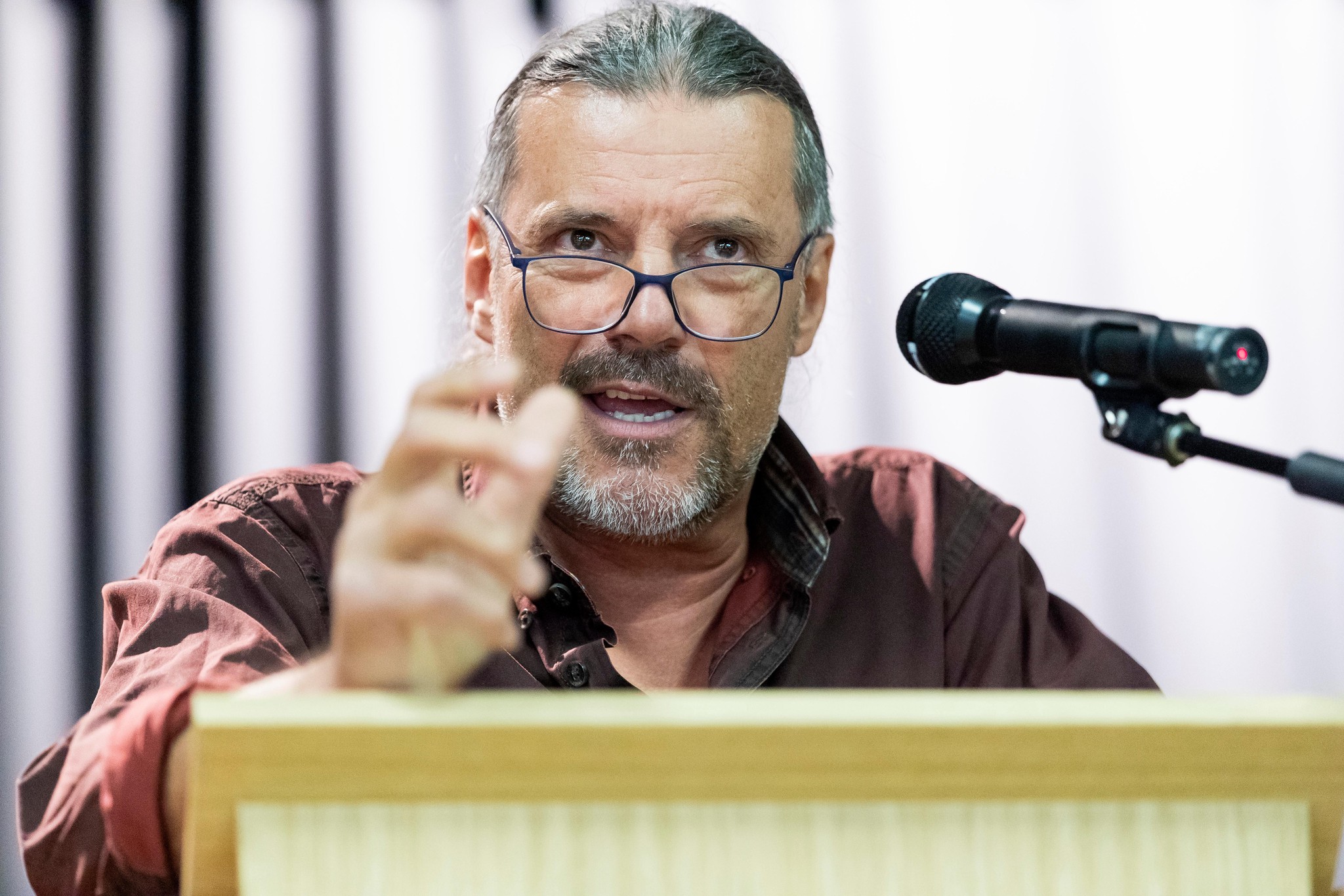 Oskar Freysinger, chef de campagne UDC, s'exprime lors du congrès de nomination à Villars-le-Terroir, mai 2019.