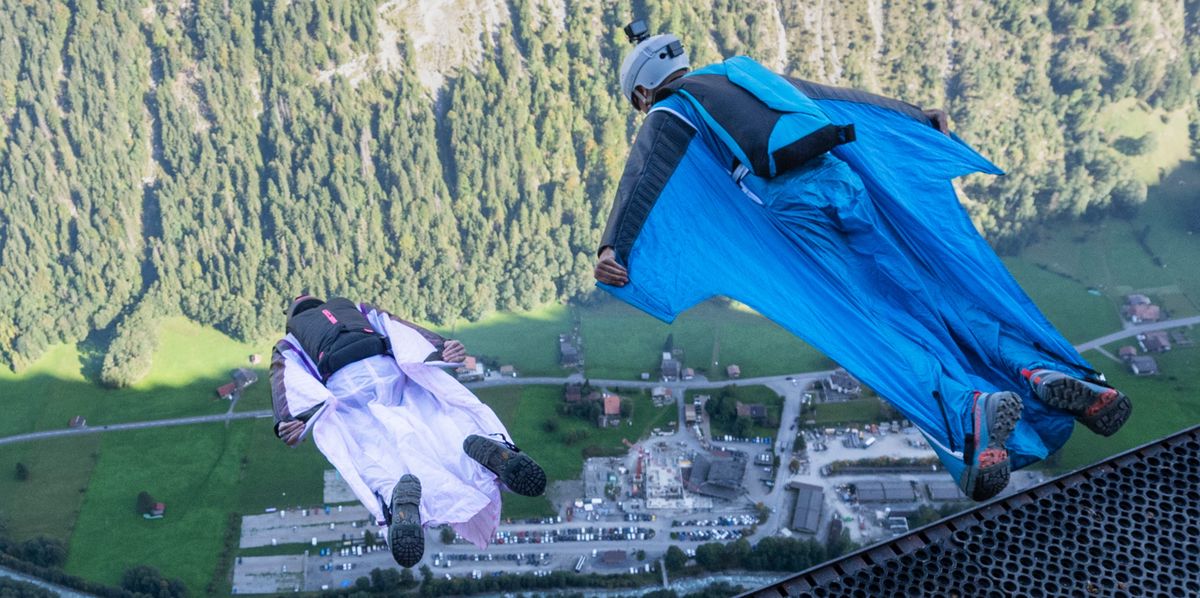 Ferienserie / Herbstserie Thema Basejumping, Marcel Geser und Tomic beim Absprung Via Ferrata am 05.10.2023 in Lauterbrunnen. Foto: Raphael Moser / Tamedia AG