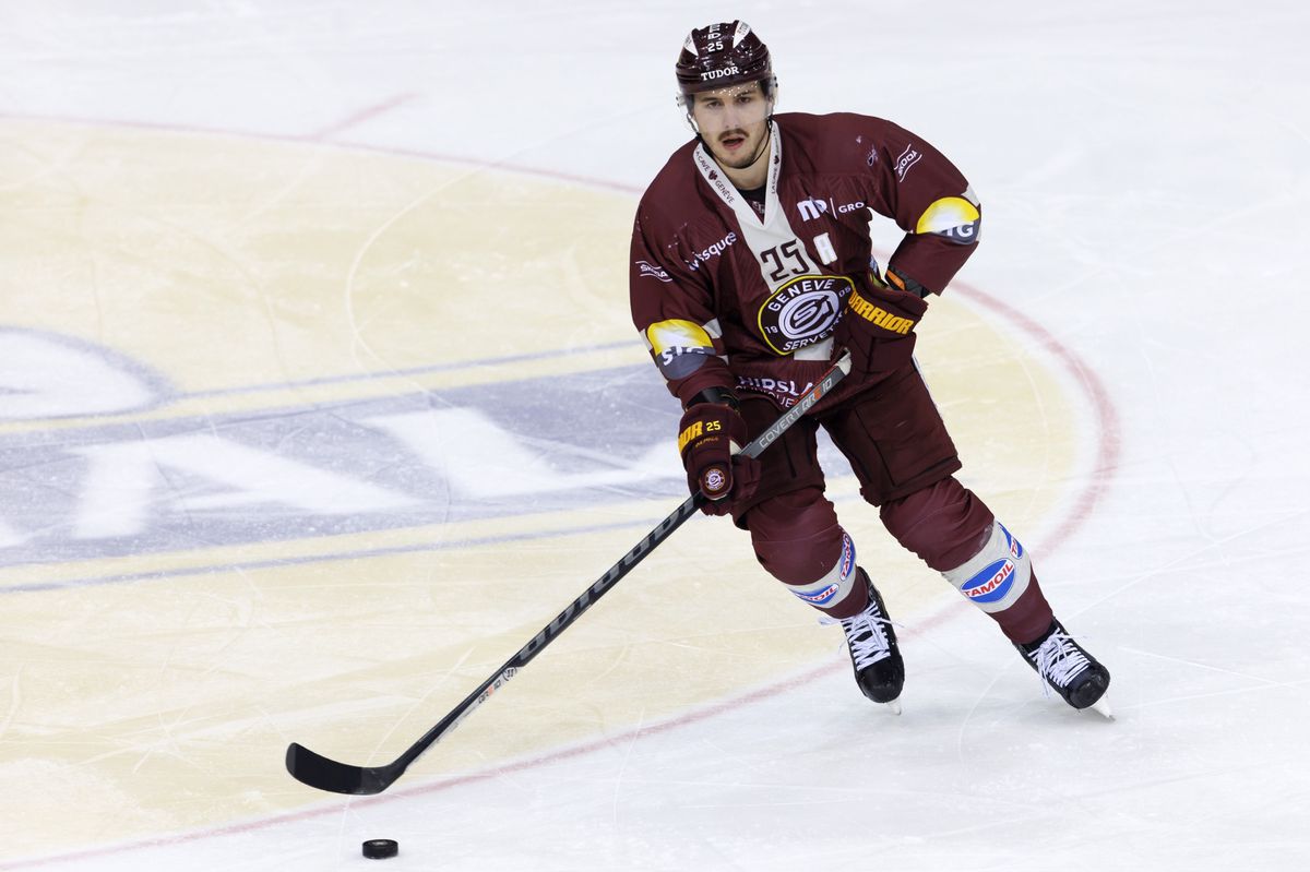 Geneve-Servette's defender Roger Karrer controls the puck, during a National League regular season game of the Swiss Championship between Geneve-Servette HC and EHC Kloten, at the ice stadium Les Vernets, in Geneva, Switzerland, Saturday, January 28, 2023. (KEYSTONE/Salvatore Di Nolfi)