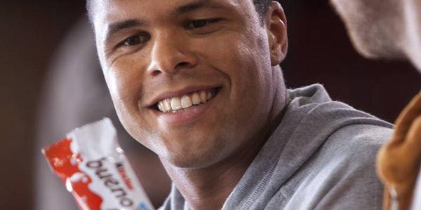 Le tennisman Jo-Wilfried Tsonga promeut les barres chocolatées Kinder Bueno depuis 2007. 