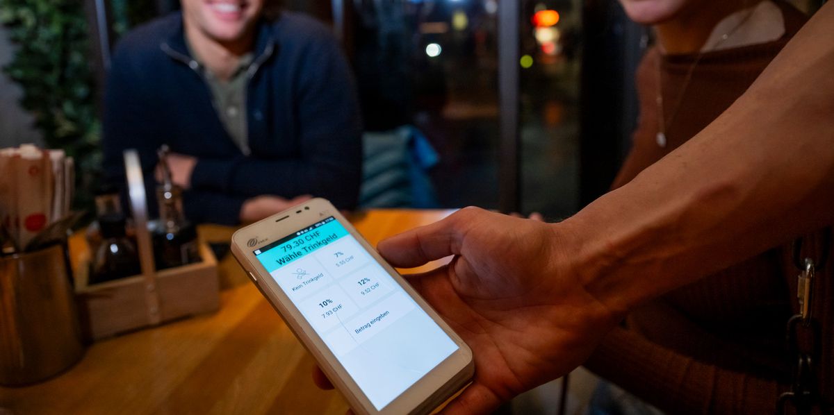 Gastro Geschichte über Trinkgeld.
Gäste bezahlen im Nooch Asian Kitchen und Roter Delfin.
Trinkgeld-Umfrage: Wie das bargeldlose Zahlen zuerst das Trinkgeld schrumpfen und nun wieder steigen liess
Über Kontaktloses-Bezahlen und die neue Trinkgeld-Funktion.
22.12.2023
(URS JAUDAS/TAGES-ANZEIGER)