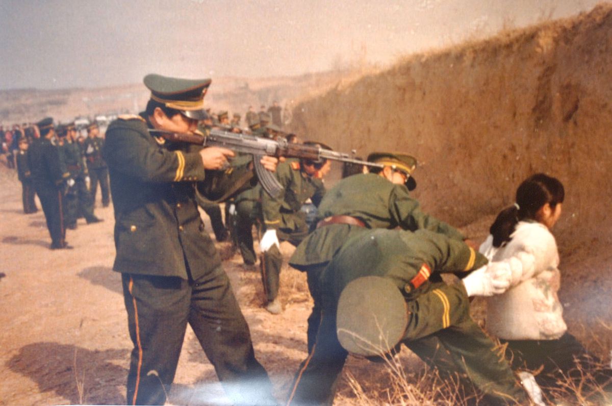 Lausanne. 13.10..05. portrait de Harry Wu, chinois exilé aux Etats-Unis après avoir passé 19 ans dans les camps de travail chinois. milite contre la peine de mort en Chine,montre des photos de pratiques chinoises de mises à mort.   ©janine jousson