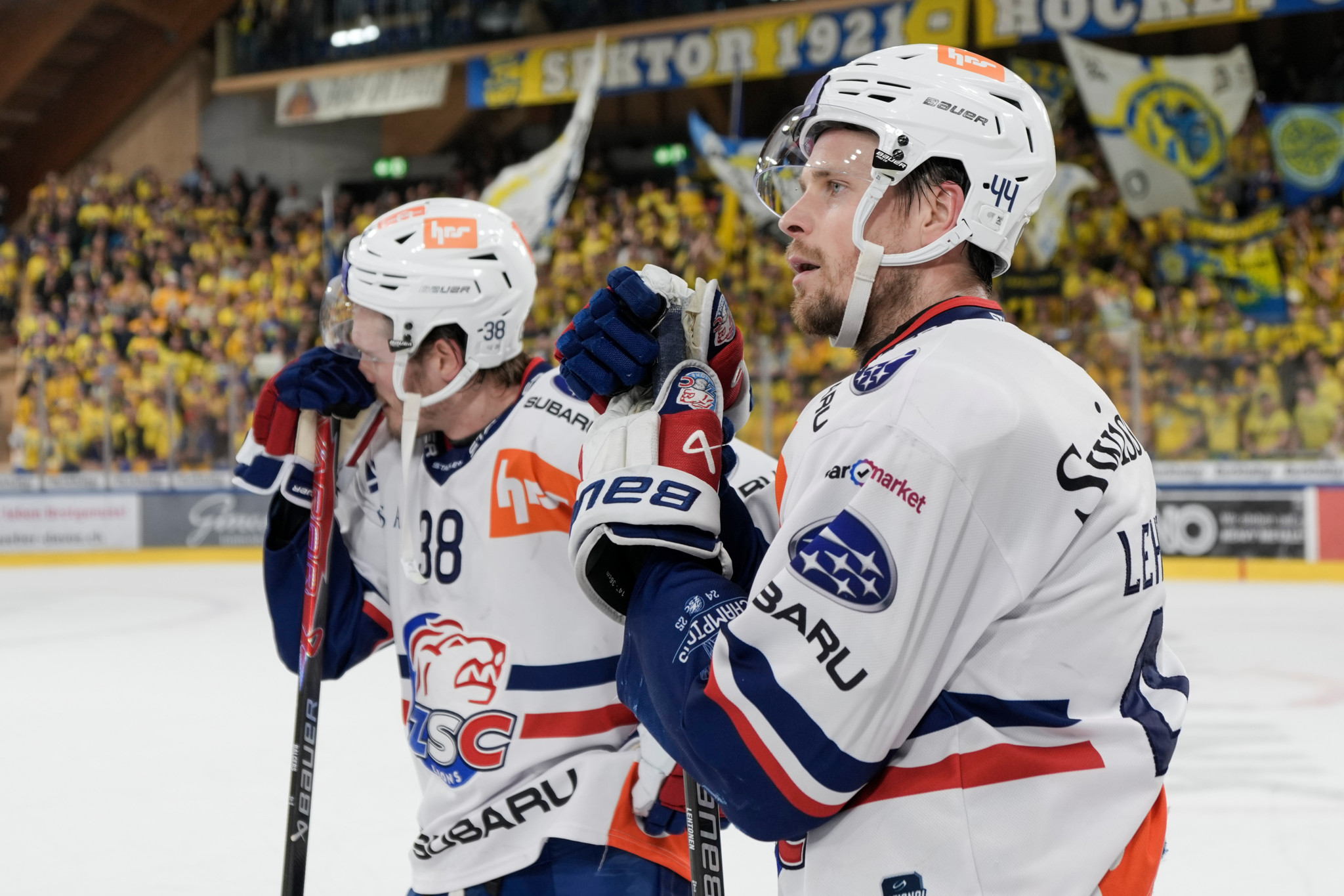 Rudolfs Balcers und Mikko Lehtonen (ZSC Lions) enttäuscht nach dem Playoff-Halbfinal gegen HC Davos in der National League.