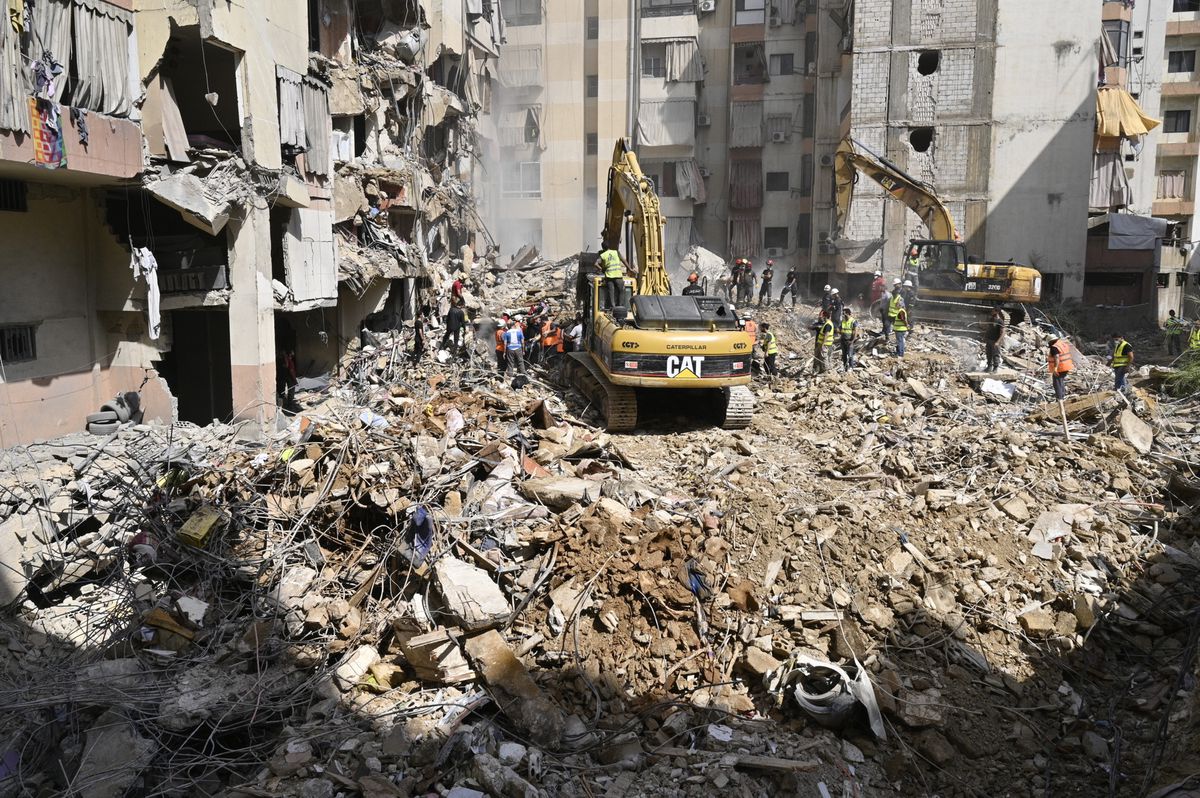 Des secouristes utilisent des excavatrices pour dégager les débris sur le site ciblé par une frappe israélienne la veille, dans la banlieue sud de Beyrouth, Liban, le 21 septembre 2024.