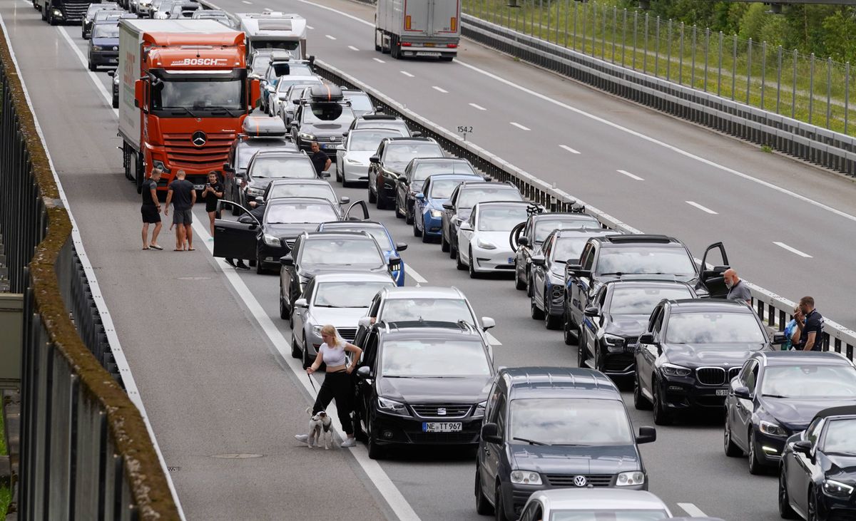 Anton Geisser 06.07 .2024 Ferienverkehr,Reisende.Beginn der Sommerferien. Bild : Stau vor dem Gotthardtunnel. Personen auf der Fahrbahn *** Anton Geisser 06 07 2024 Holiday traffic, travelers Start of the summer vacations Image Traffic jam in front of the Gotthard tunnel People on the roadway