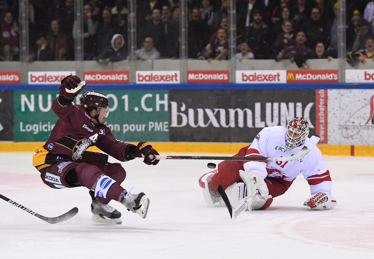 Sami Vatanen (à gauche) fait face à Tobias Stephan.