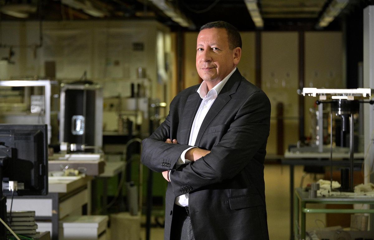 Le professeur Lyesse Laloui dans son laboratoire de l'EPFL.  