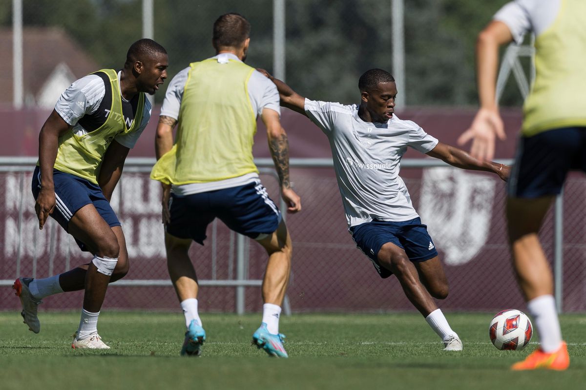Les deux recrues Baba Souaré et Dereck Kutesa en action à l’entraînement. Symboles d’un secteur défensif moins dense que le secteur offensif.