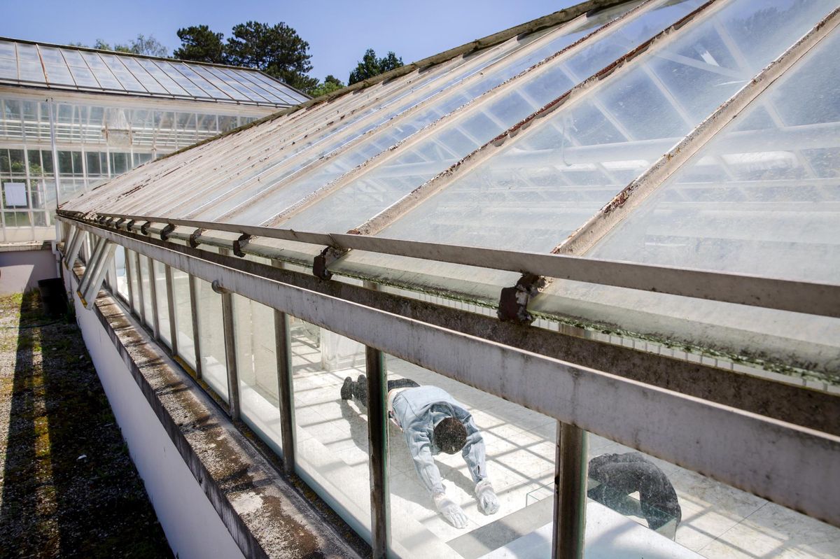 L’installation conceptuelle et fétichiste de Jean-Charles de Quillacq intitulée «Mon produit» questionne le rapport entre l’artiste, son œuvre et son propre corps.