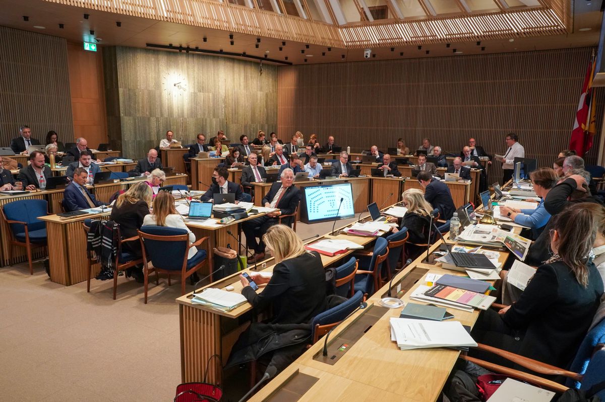 Le Grand Conseil genevois en session, avec de nombreux membres débattant du budget 2024 de l'Etat à Genève, le 15 décembre 2023.