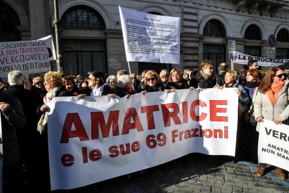 Plusieurs centaines d'habitants des communes touchées par les récents séismes du centre de l'Italie sont venus manifester à Rome. (Mercredi 25 janvier 2017)