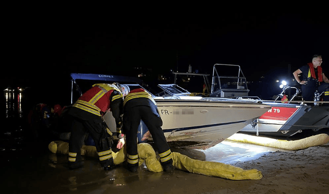 Das havarierte Boot konnte auf einer Sandbank gesichert werden. Beim Unfall in Rheinfelden kam eine Person ums Leben.