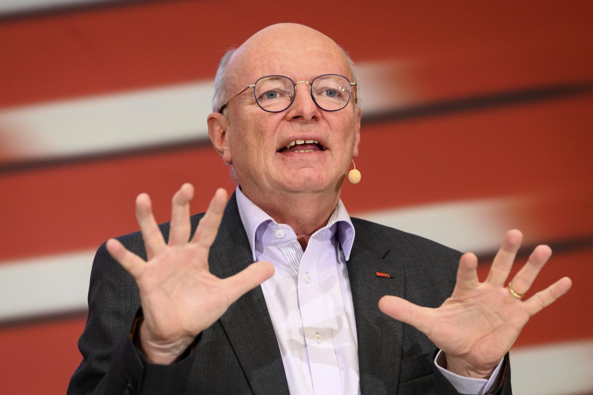 Vincent Ducroz, CEO SBB, spricht waehrend einer Medienkonferenz ueber die Strategie SBB 2030, am Donnerstag, 25. November 2021 in Bern. (KEYSTONE/Anthony Anex)