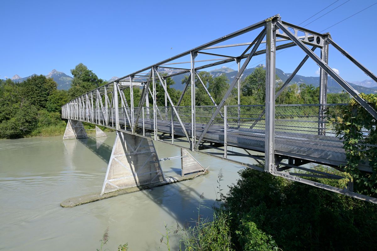 La passerelle qui enjambe le Rhône à la hauteur du Bouveret  a été construite aux ex-ACM de Vevey et inaugurée en 1923. 