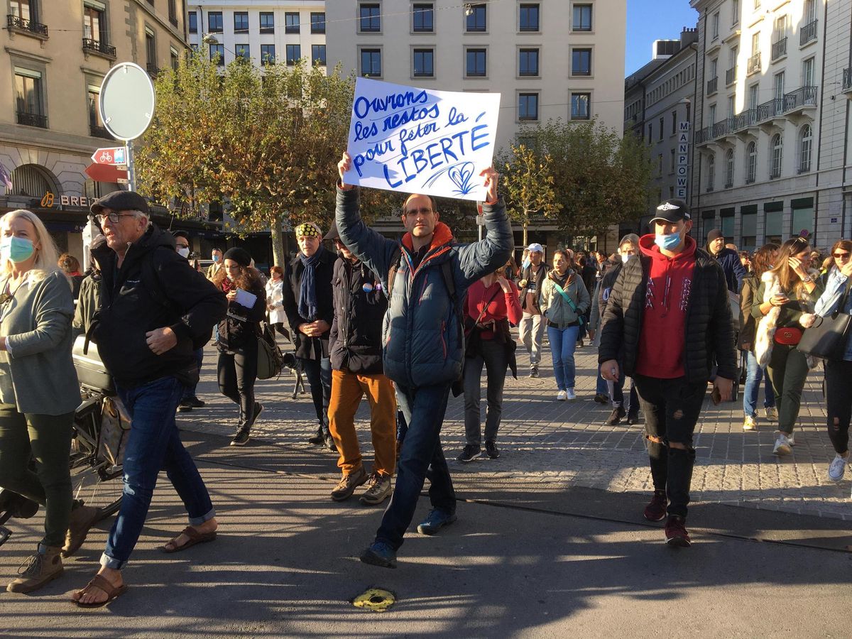 Un manifestant coronasceptique samedi dans les rues de Genève.