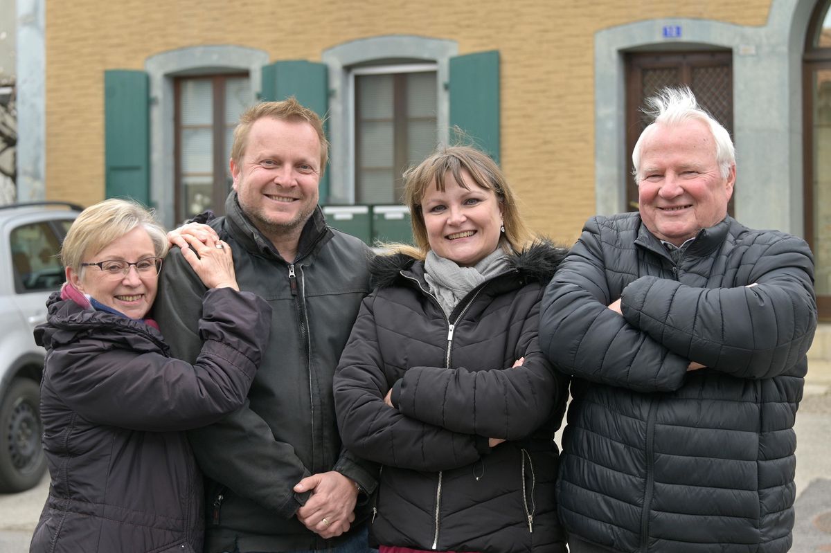 Janina, Grzegorz, Katarzyna et Jurek: la famille Wisniewski prend la même pose qu’il y a 40 ans pour le «Journal d’Yverdon» qui relatait leur arrivée à Baulmes (VD) en provenance de Wroclaw en Pologne. A l’arrière-plan, leur premier domicile suisse.