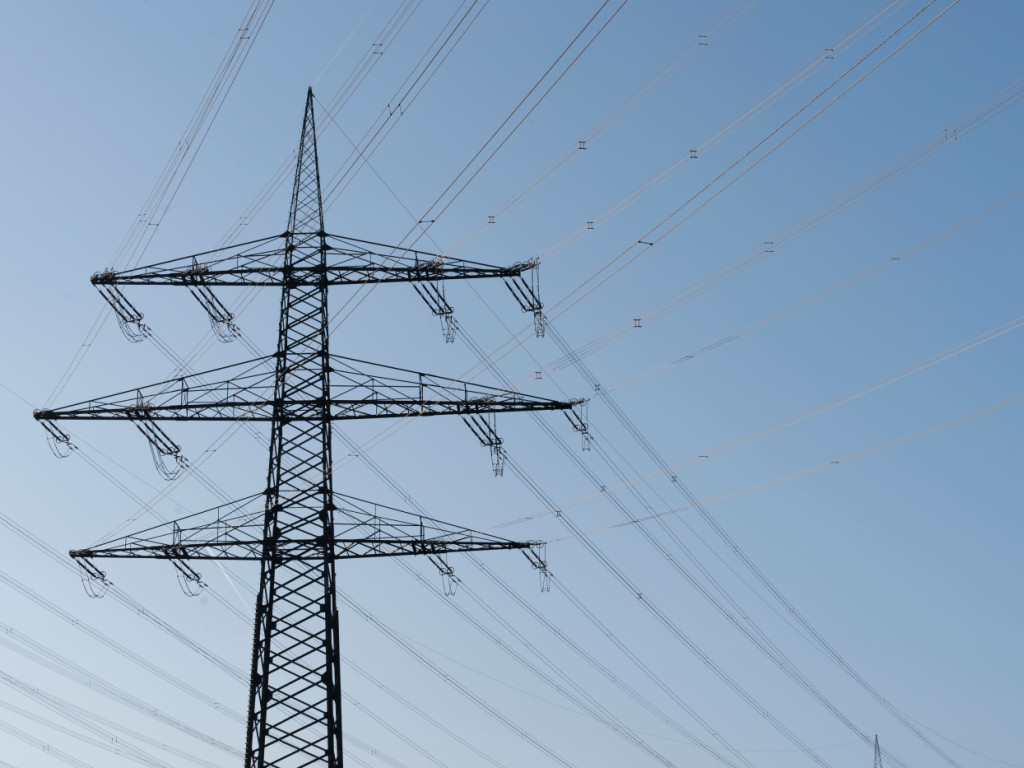 Strommast vor blauem Himmel symbolisiert Stromausfall in der Region Biel.