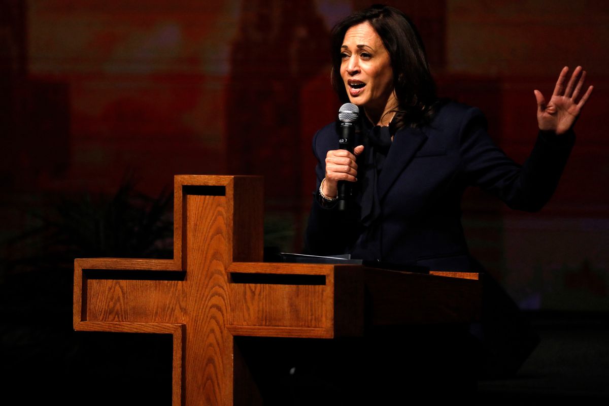 Kamala Harris, candidate à la vice-présidence démocrate, parle à l'église Triumph le 25 octobre 2020 à Southfield, Michigan, tenant un micro devant un pupitre en forme de croix.
