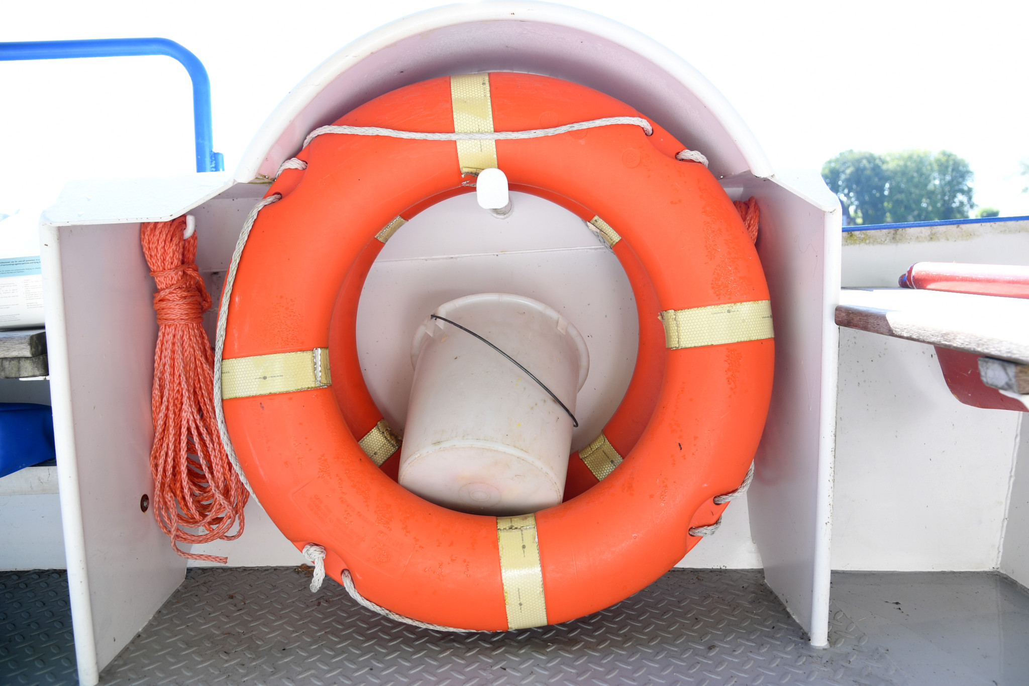 Orangefarbener Rettungsring mit Seil an der Rheinfähre in Ellikon am Rhein, betrieben von Hans und Roes Zürcher. Orangefarbener Rettungsring mit Seil an der Rheinfähre in Ellikon am Rhein, betrieben von Hans und Roes Zürcher.
