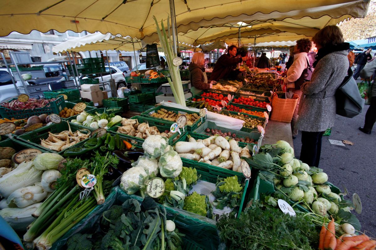 Les étals des marchés genevois (ici celui de Carouge) regorgent de fruits et légumes provenant de la campagne genevoise.