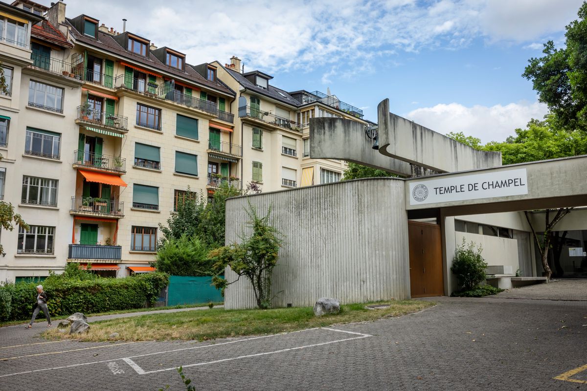 Immeubles résidentiels à Genève avec le Temple de Champel au premier plan. Photo prise le 5 août 2023 par Magali Girardin.