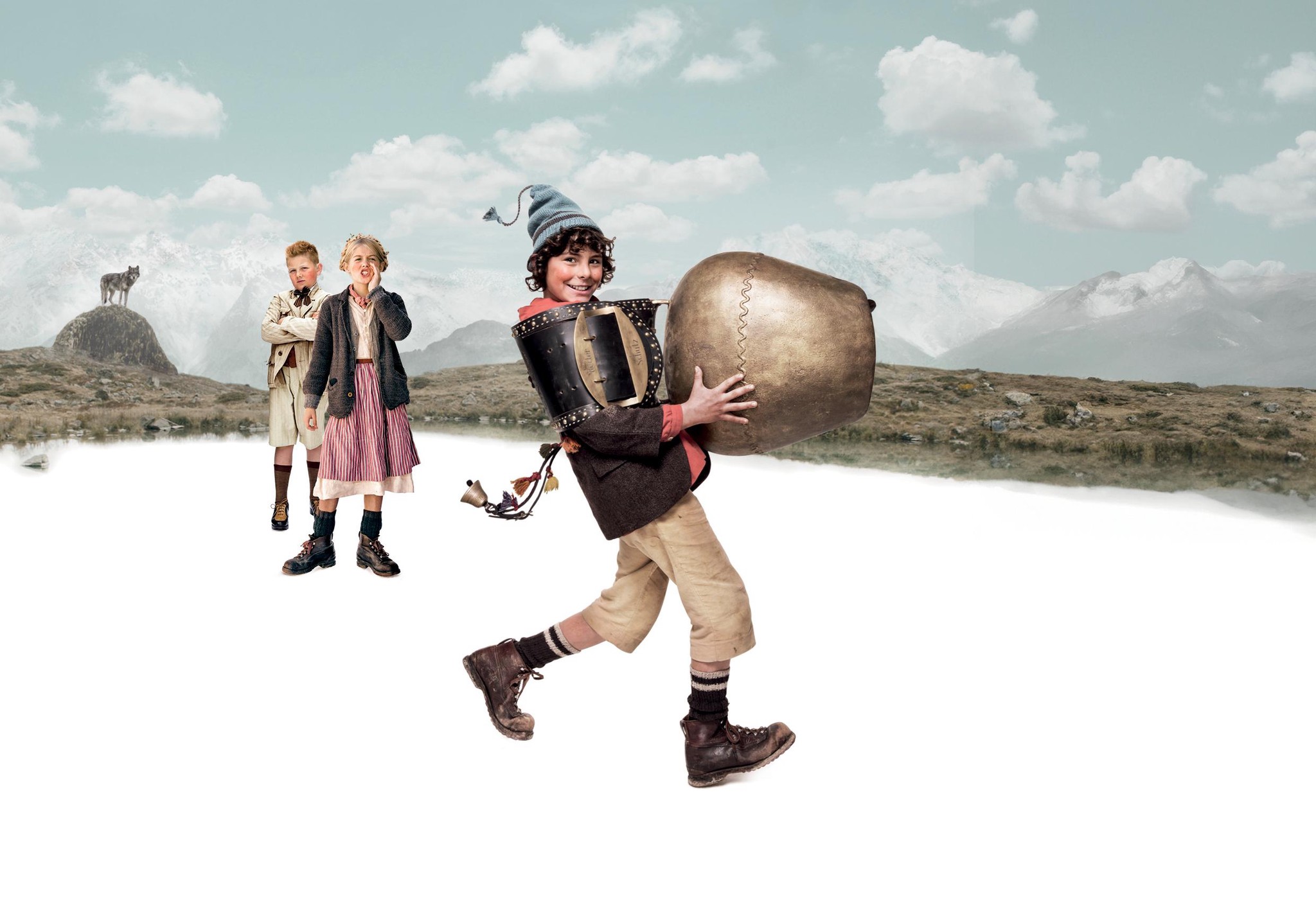 Kind in Tracht trägt übergrosse Glocke, zwei weitere Kinder in traditioneller Kleidung im Hintergrund, alpiner Hintergrund.