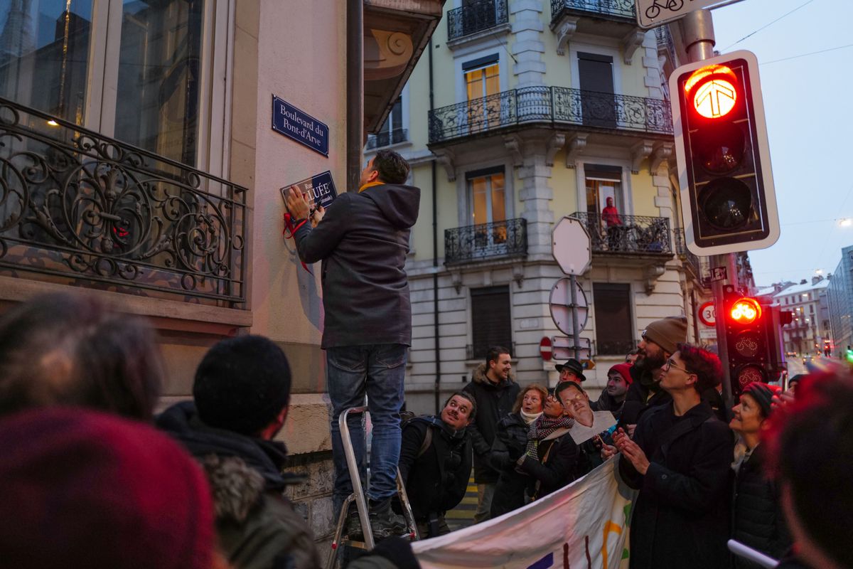 Genève 2024/01/10L’association d’habitant-e-s Pont d’Air, actif-trafiC et les sections Ville de Genève des Vert-e-s, du PS et d’Ensemble à Gauche ont été sidérées par la réouverture du Boulevard du Pont d’Arve sans aucune modification du plan de circulation après 4 mois et demi de travaux en fin d’année passée. Afin de dénoncer le manque de réactivité du Département cantonal de la Santé et des Mobilités et de présenter nos revendications à l’attention de son magistrat Pierre Maudet, nous vous invitons à assister à notre mobilisation le Mercredi 10 janvier à 17h10 À l’intersection entre la rue des Voisins et le boulevard du Pont-d’Arve.