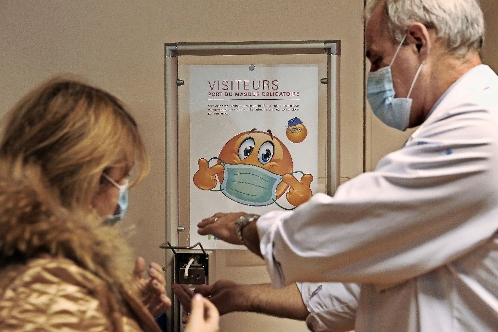 Grippe: les HUG obligent les visiteurs à porter le masque