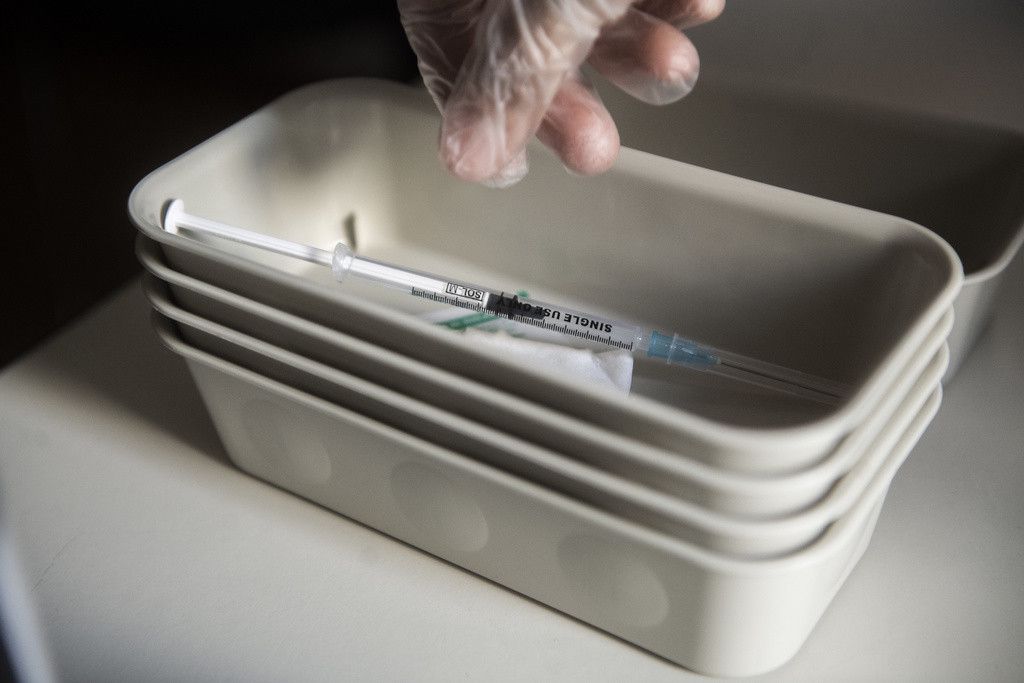 Der Impfstoff fuer die vierte Impfung gegen das Coronavirus wird vorbereitet, am Mittwoch, 12. Oktober 2022, im Impfzentrum Lugano Besso in Lugano. (KEYSTONE/Ti-Press/Samuel Golay)