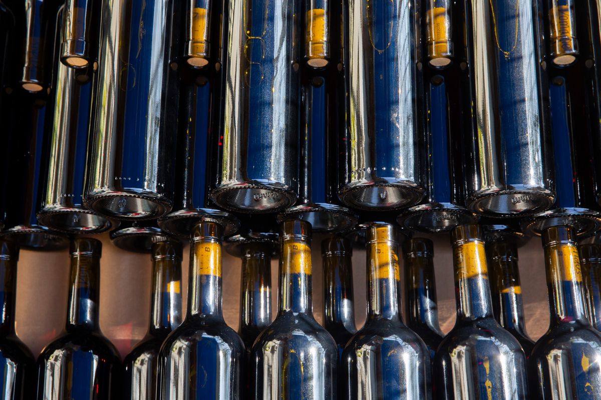 Geneve, le 16 avril 2020. Mise en bouteille du vin recolte sur les vignes de Vernier, par le Domaine des Pendus.  © Magali Girardin