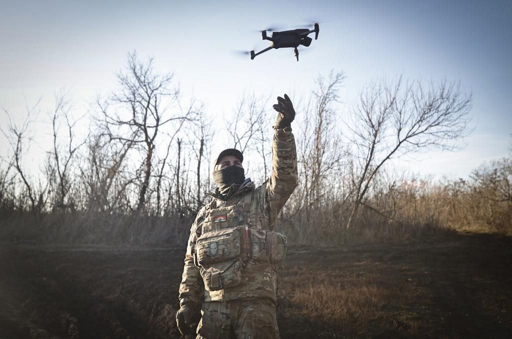 Un militaire ukrainien fait voler un drone dans la région de Donetsk, le 4 décembre 2022.