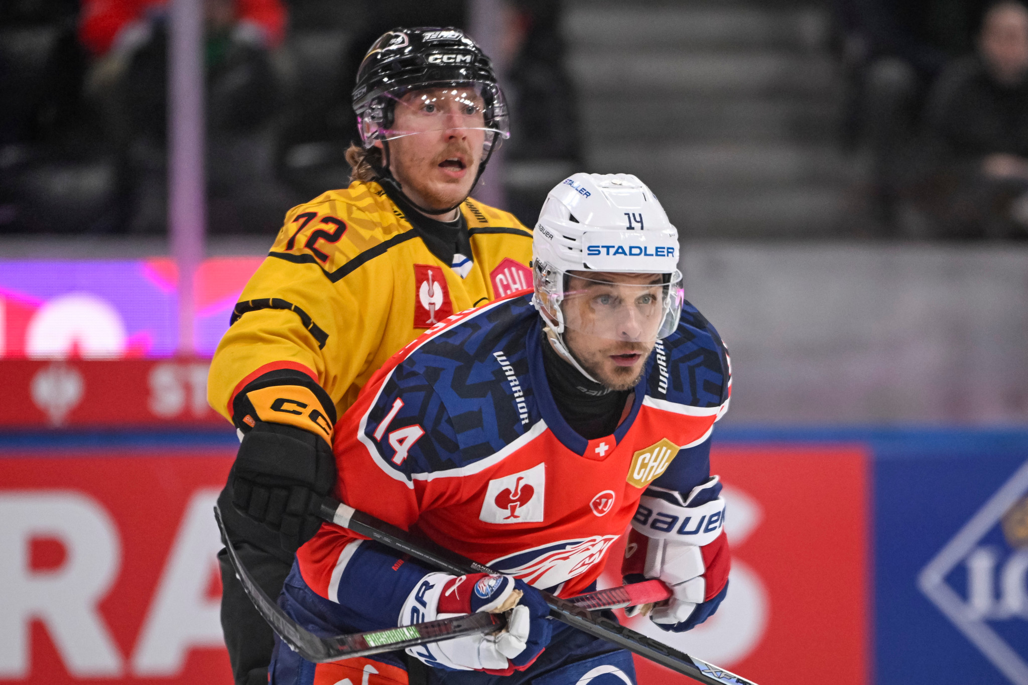 Eishockey-Spiel, Iivari Raesaenen von Kuopio im gelben Trikot spielt gegen Chris Baltisberger von ZSC in Zürich, 11.11.2025.