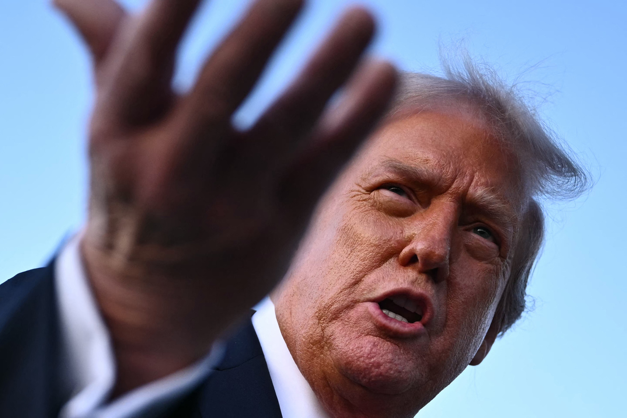Donald Trump parle aux journalistes après être descendu d’Air Force One à Joint Base Andrews, Maryland, le 7 septembre 2025.