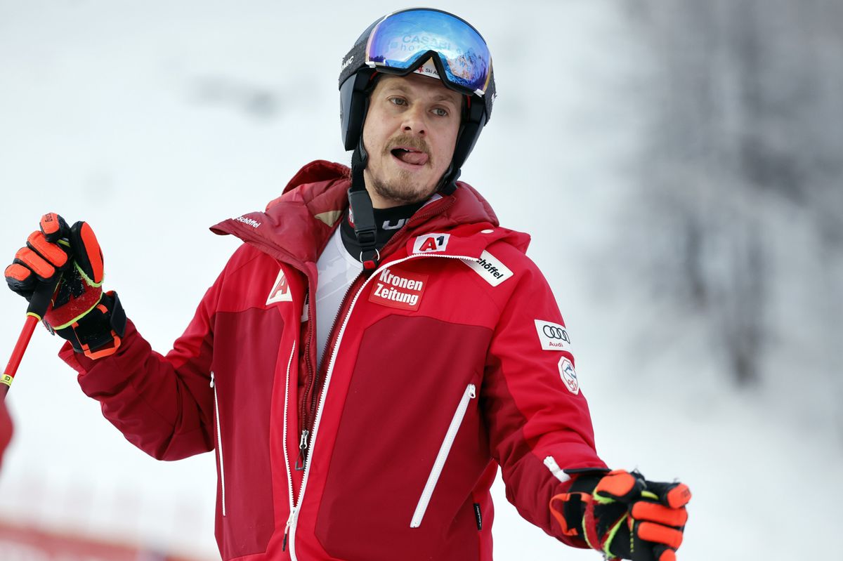 L’Autrichien Manuel Feller et les autres slalomeurs doivent prendre leur mal en patience.