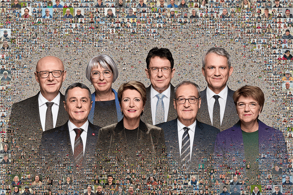 Montage de nombreuses petites photos avec huit personnes en costume au premier plan.