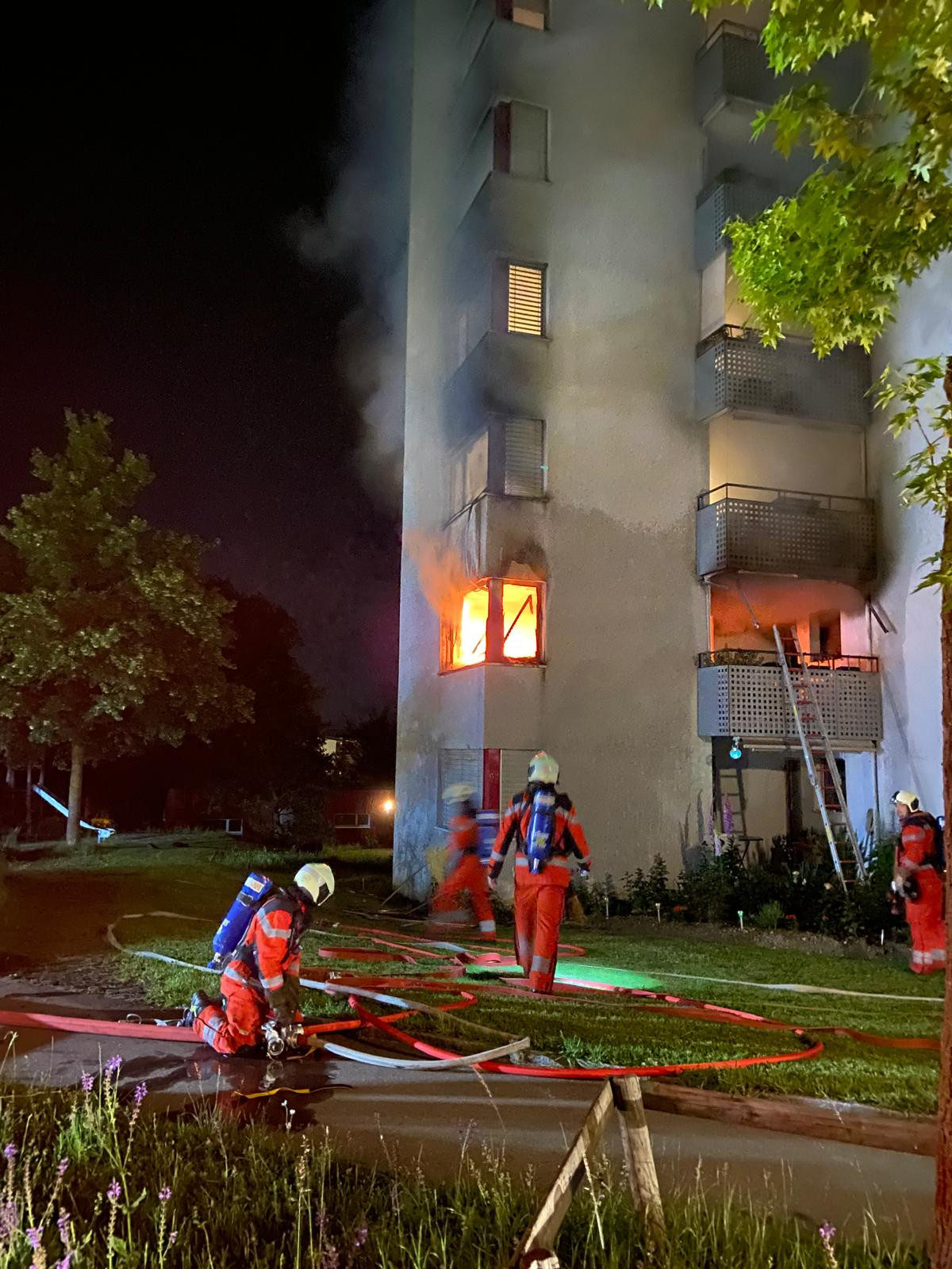 Feuerwehreinsatz in Stadt Zürich: Zwei Verletzte bei Wohnungsbrand im Kreis 3 – Anwohner evakuiert