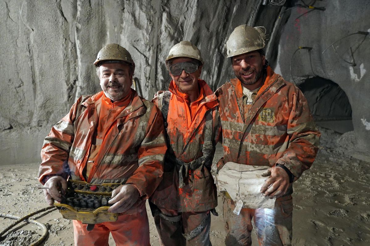16 avril 2021. Ces trois ouvriers œuvrent à la creuse sur le front nord du tunnel de 491 mètres qui passe sous le village du Grand-Saconnex.