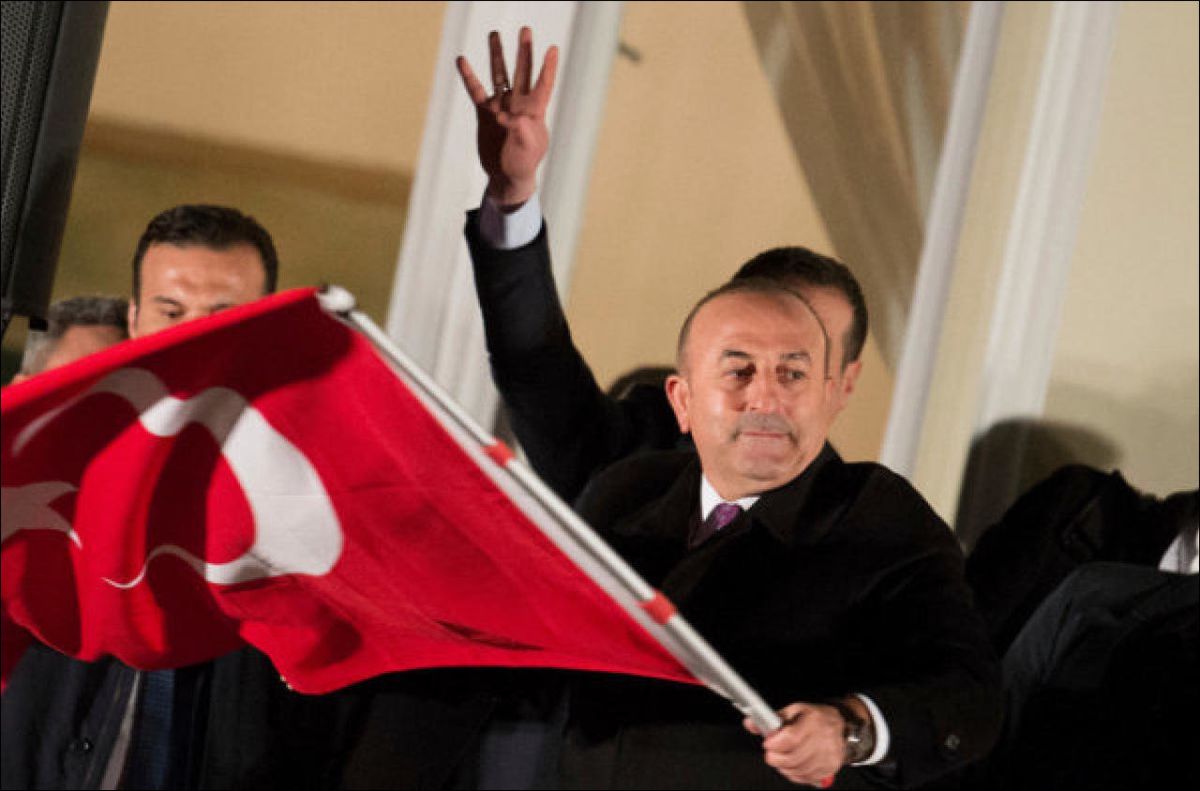 Mevlüt Cavusoglu devait se rendre samedi à Rotterdam pour une réunion de campagne référendaire.