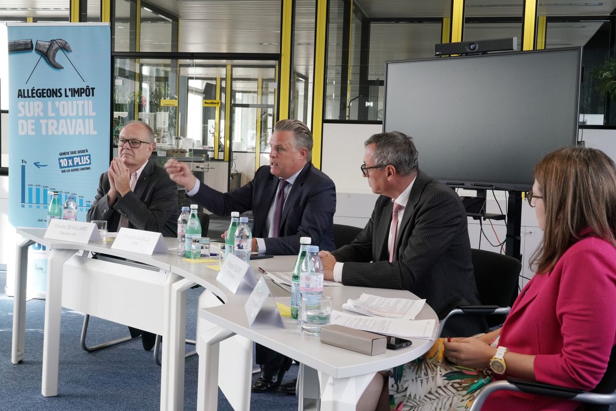 La droite et les entreprises donnent une conférence de presse en faveur du oui à l’allégement de l’impôt sur l'outil de travail des entreprises. De gauche à droite: Claude Devillard, Vincent Subilia (CCIG), Philippe Fleury (FER Genève) et Isabelle Harsch.