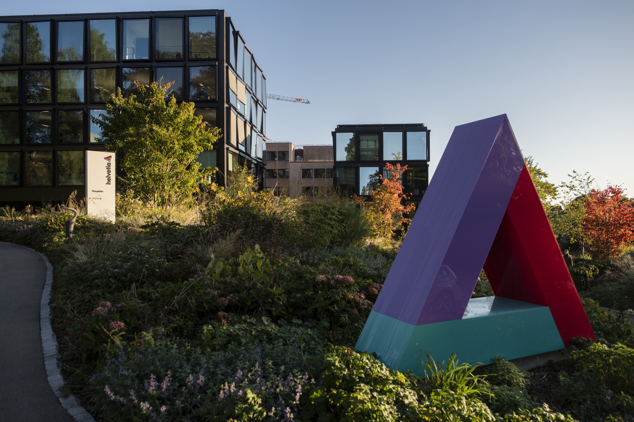Siège de la compagnie d’assurance Helvetia à St. Gallen, avec une sculpture colorée au premier plan. Photo prise le 1ᵉʳ octobre 2019.