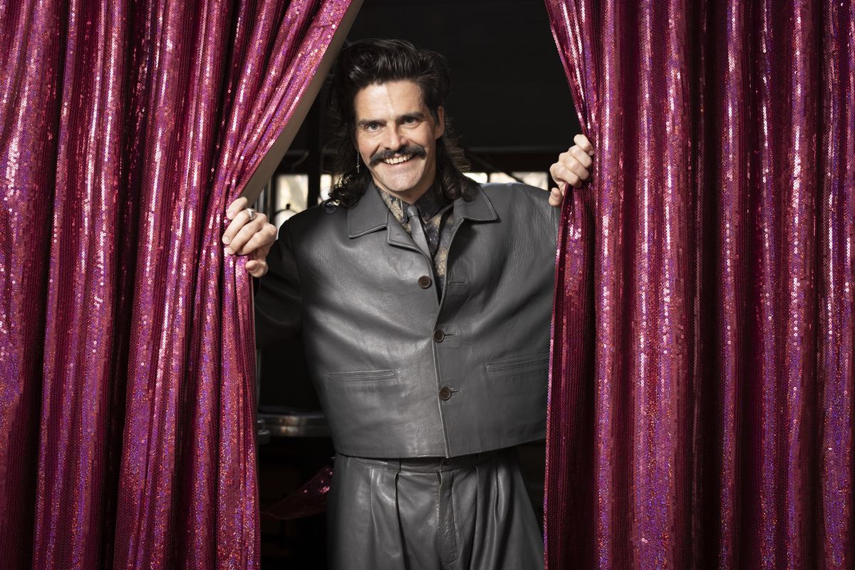 Mathieu Bertholet, neuer kuenstlerischen Leiter am Theater Neumarkt posiert fuer ein Portrait anlaesslich einer Medienkonferenz zur neuen Intendanz ab Spielzeit 25/26 am Donnerstag, 15. Februar 2024 in Zuerich. (KEYSTONE/Michael Buholzer)