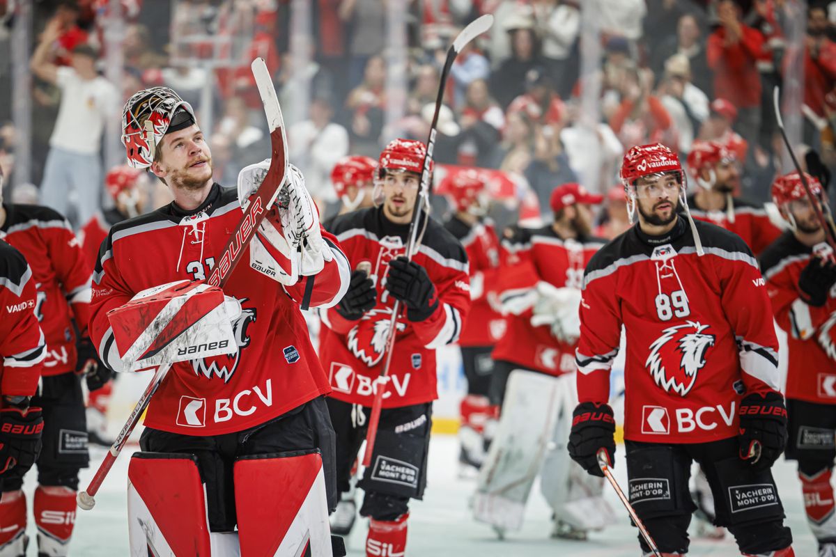 Les joueurs lausannois celebrent leur victoire apres le 6eme match de la finale de play-off du championnat suisse de hockey sur glace de National League entre Lausanne HC, LHC, et ZSC Lions, ZSC, ce samedi 27 avril 2024 a la patinoire de la Vaudoise Arena a Lausanne. (KEYSTONE/Valentin Flauraud)