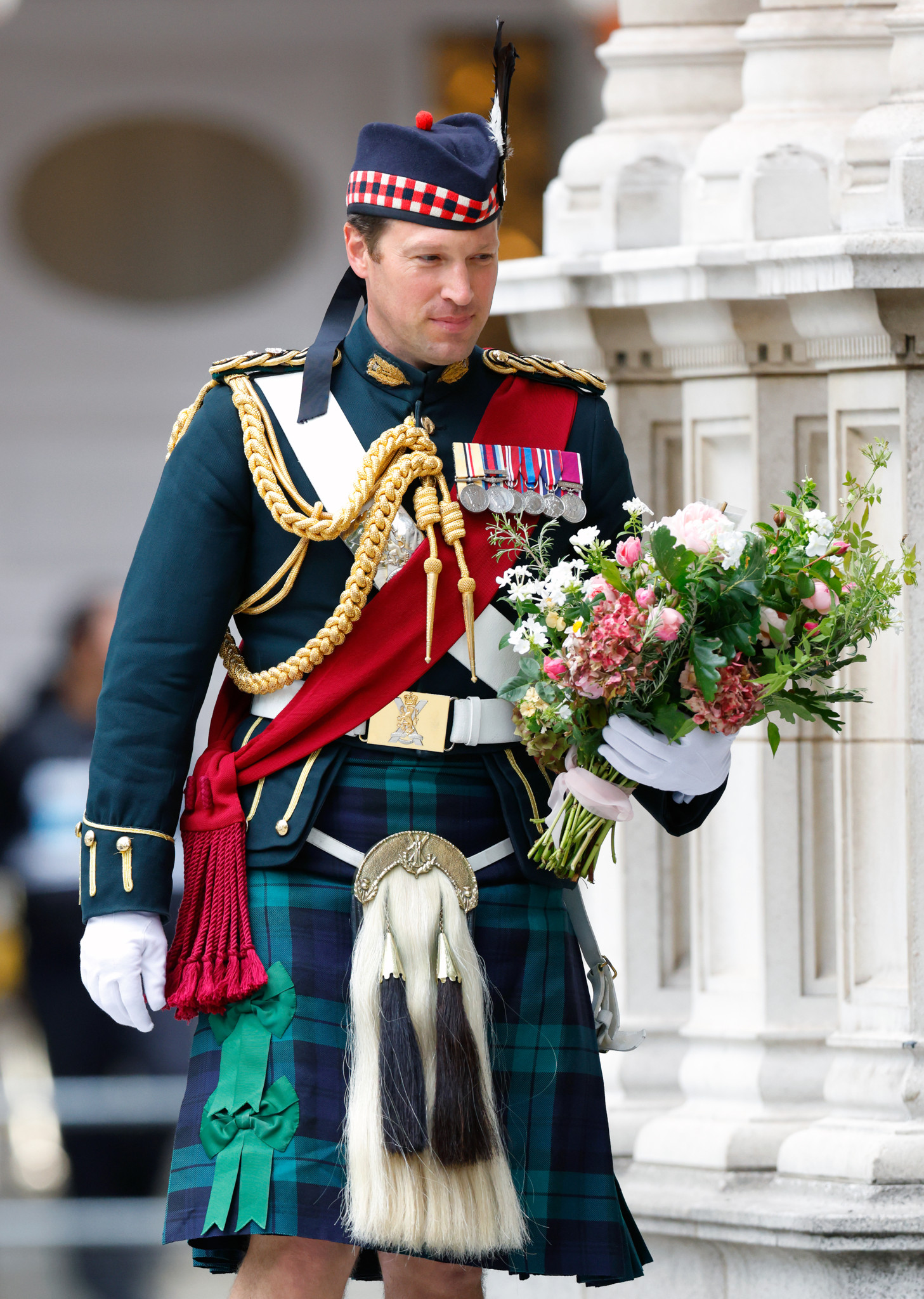 Oberstleutnant Jonny Thompson in schottischer Uniform mit Medaillen trägt Blumen bei der Requiem-Messe für Katharine, Duchess of Kent, in der Westminster Cathedral.