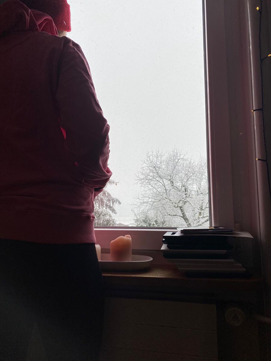 Als sie eines Nachts aufstand und in die Küche ging, schrieb er ihr um vier Uhr morgens: «Du solltest das Licht nicht brennen lassen.»