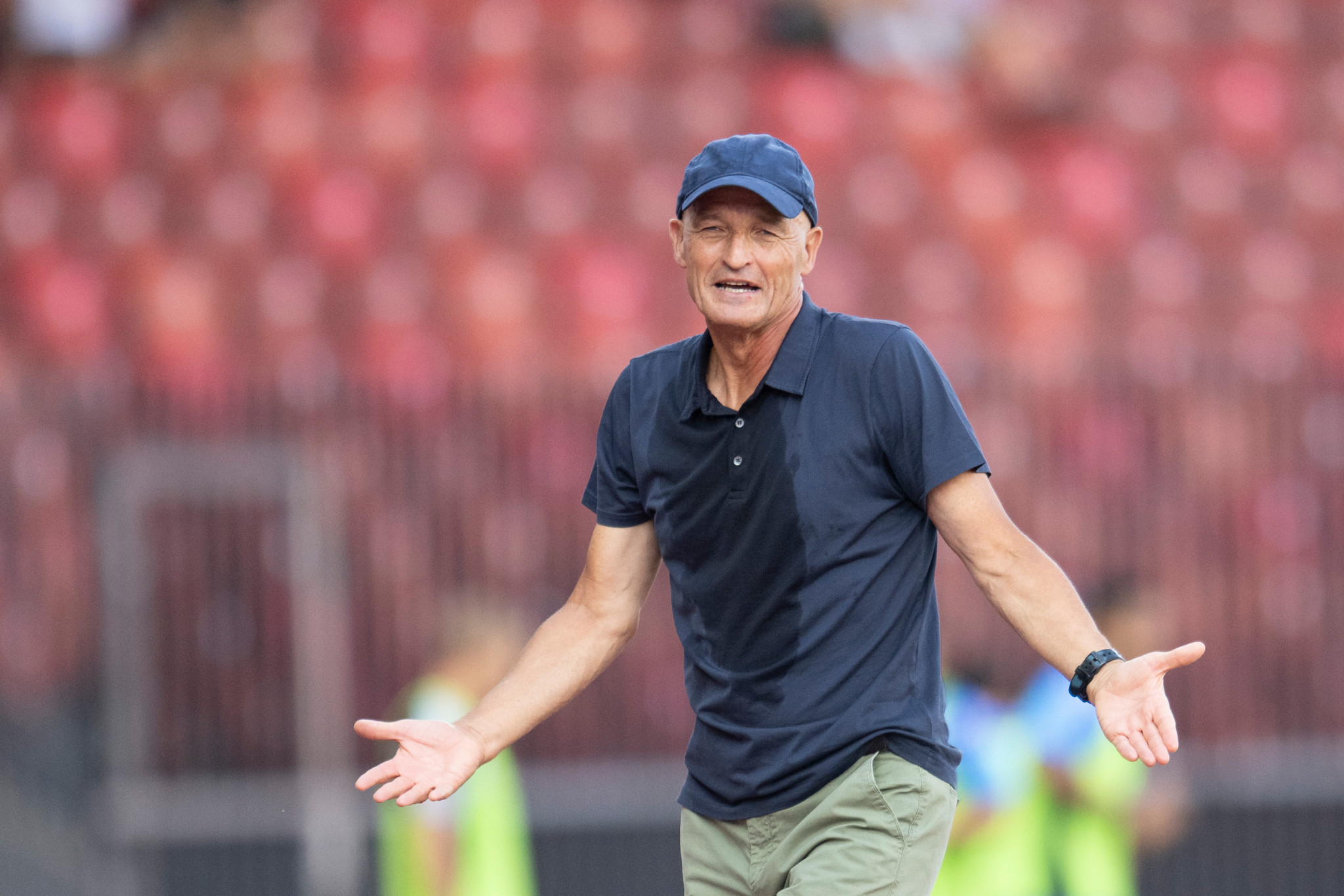 GC-Trainer Peter Zeidler gestikuliert am Spielfeldrand beim Super-League-Spiel Grasshopper Club Zürich gegen FC Lugano.