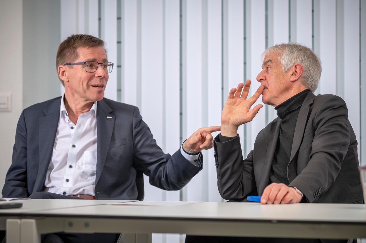Martin Vetterli, le président de l’EPFL (à dr.), et Joël Mesot, celui de l’EPFZ, dans la salle du Conseil des EPF à Berne, le 19 avril. 